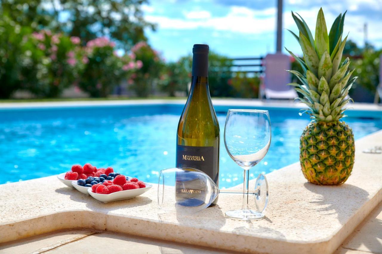Villa Bartona For 8 Persons With Private Swimmingpool بولا المظهر الخارجي الصورة