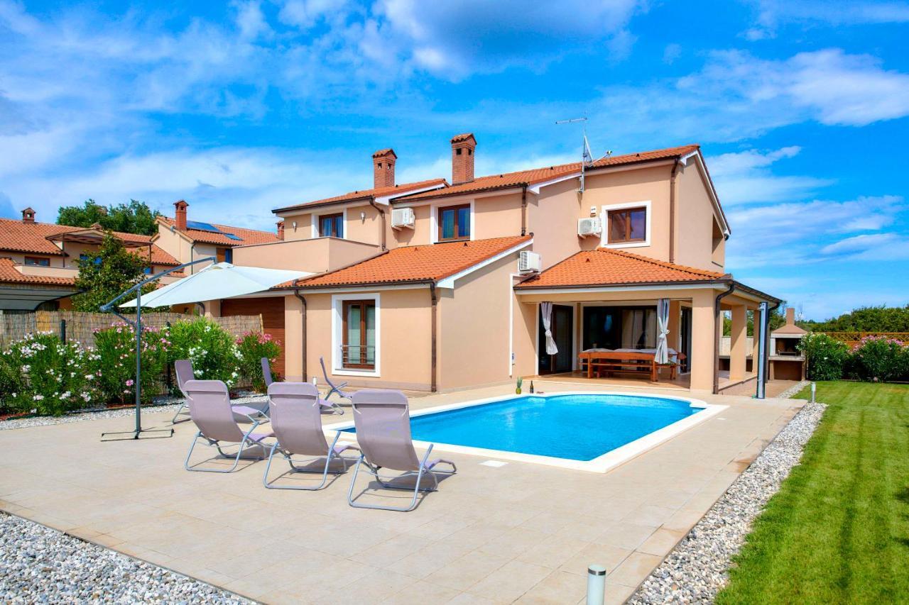 Villa Bartona For 8 Persons With Private Swimmingpool بولا المظهر الخارجي الصورة