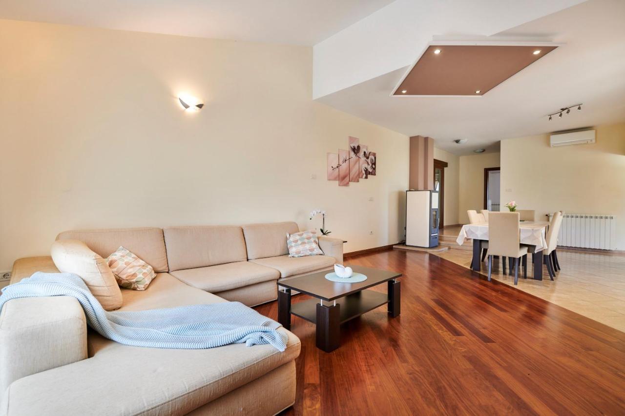 Villa Bartona For 8 Persons With Private Swimmingpool بولا المظهر الخارجي الصورة