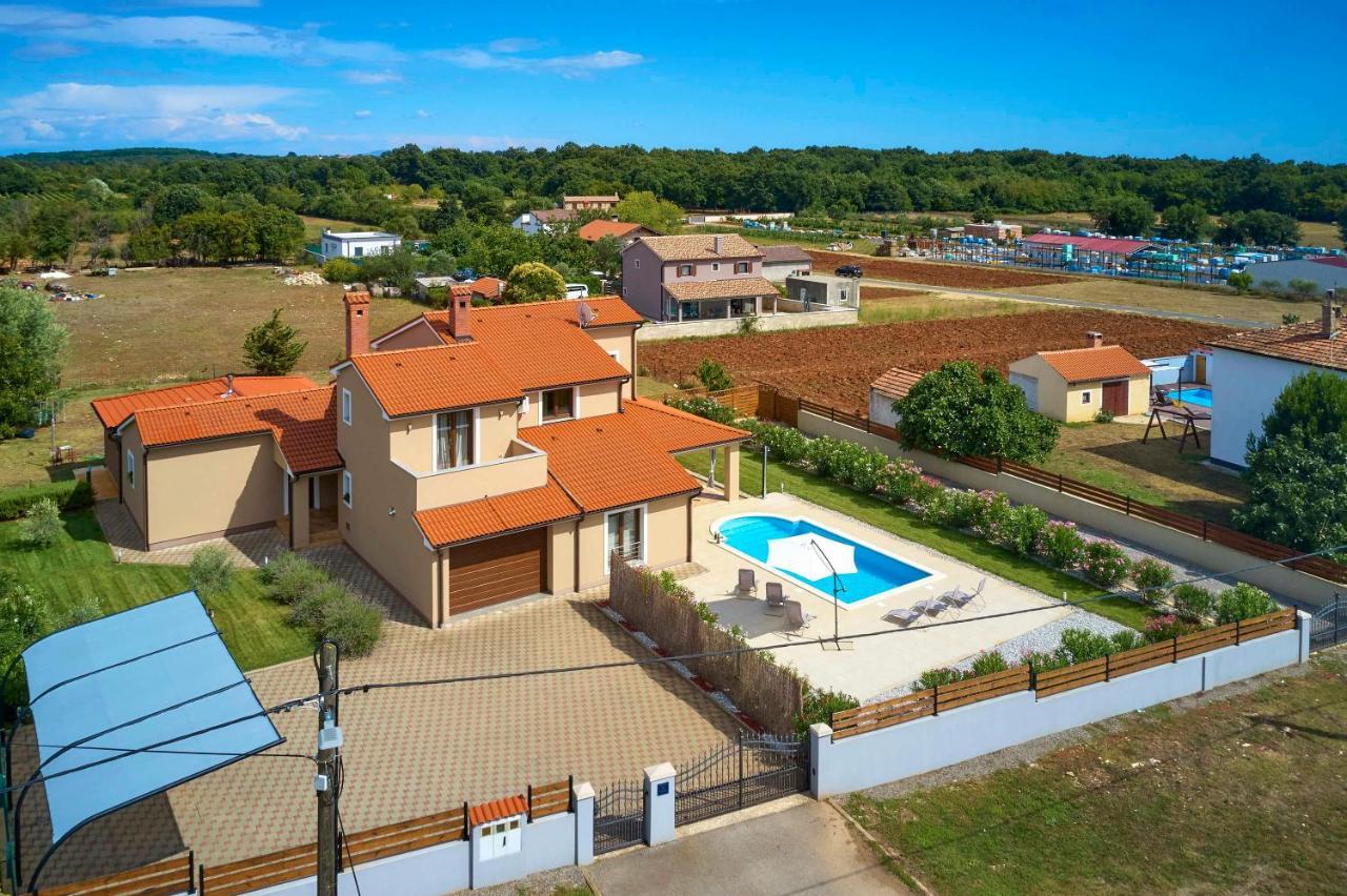 Villa Bartona For 8 Persons With Private Swimmingpool بولا المظهر الخارجي الصورة