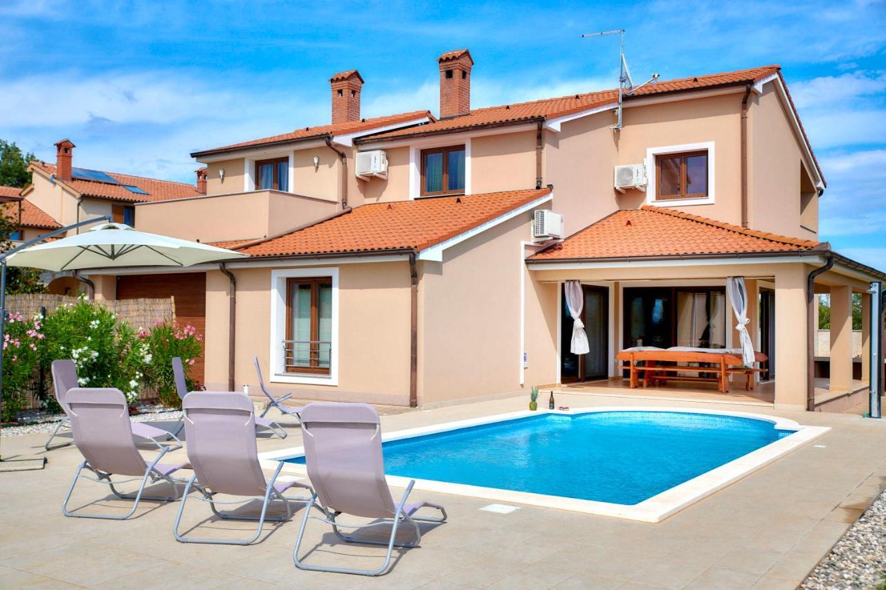 Villa Bartona For 8 Persons With Private Swimmingpool بولا المظهر الخارجي الصورة