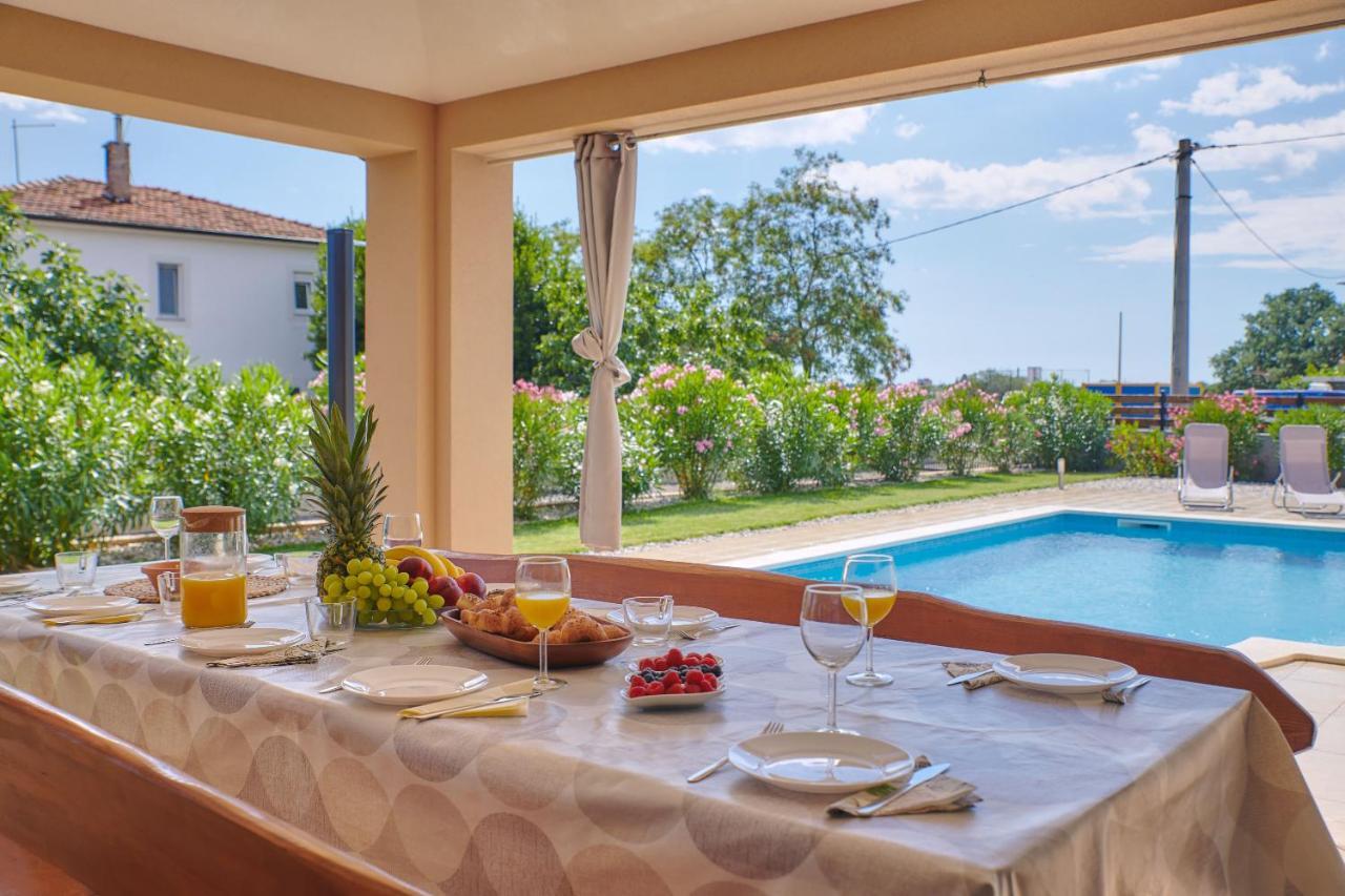 Villa Bartona For 8 Persons With Private Swimmingpool بولا المظهر الخارجي الصورة