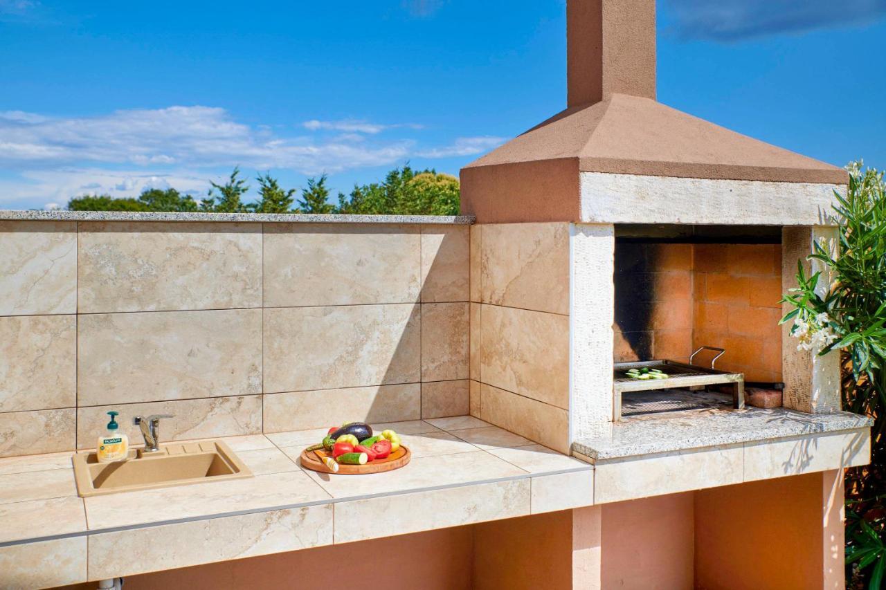 Villa Bartona For 8 Persons With Private Swimmingpool بولا المظهر الخارجي الصورة