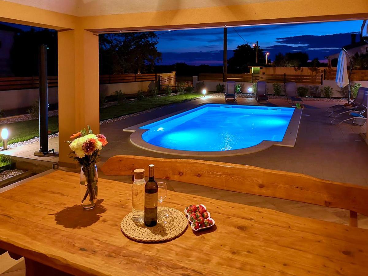 Villa Bartona For 8 Persons With Private Swimmingpool بولا المظهر الخارجي الصورة