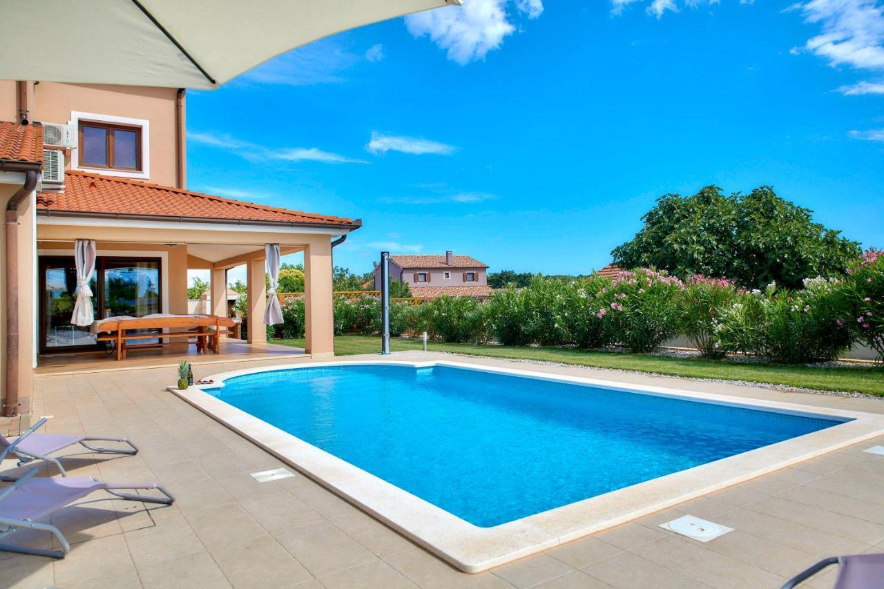 Villa Bartona For 8 Persons With Private Swimmingpool بولا المظهر الخارجي الصورة